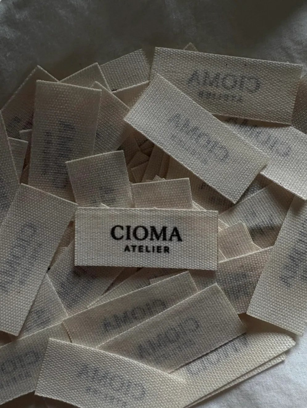 Etiquetas tejidas de Cioma Atelier